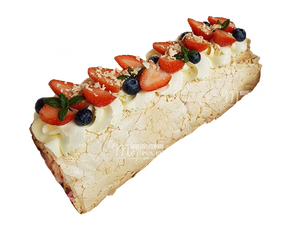 Клубничный меренговый рулет